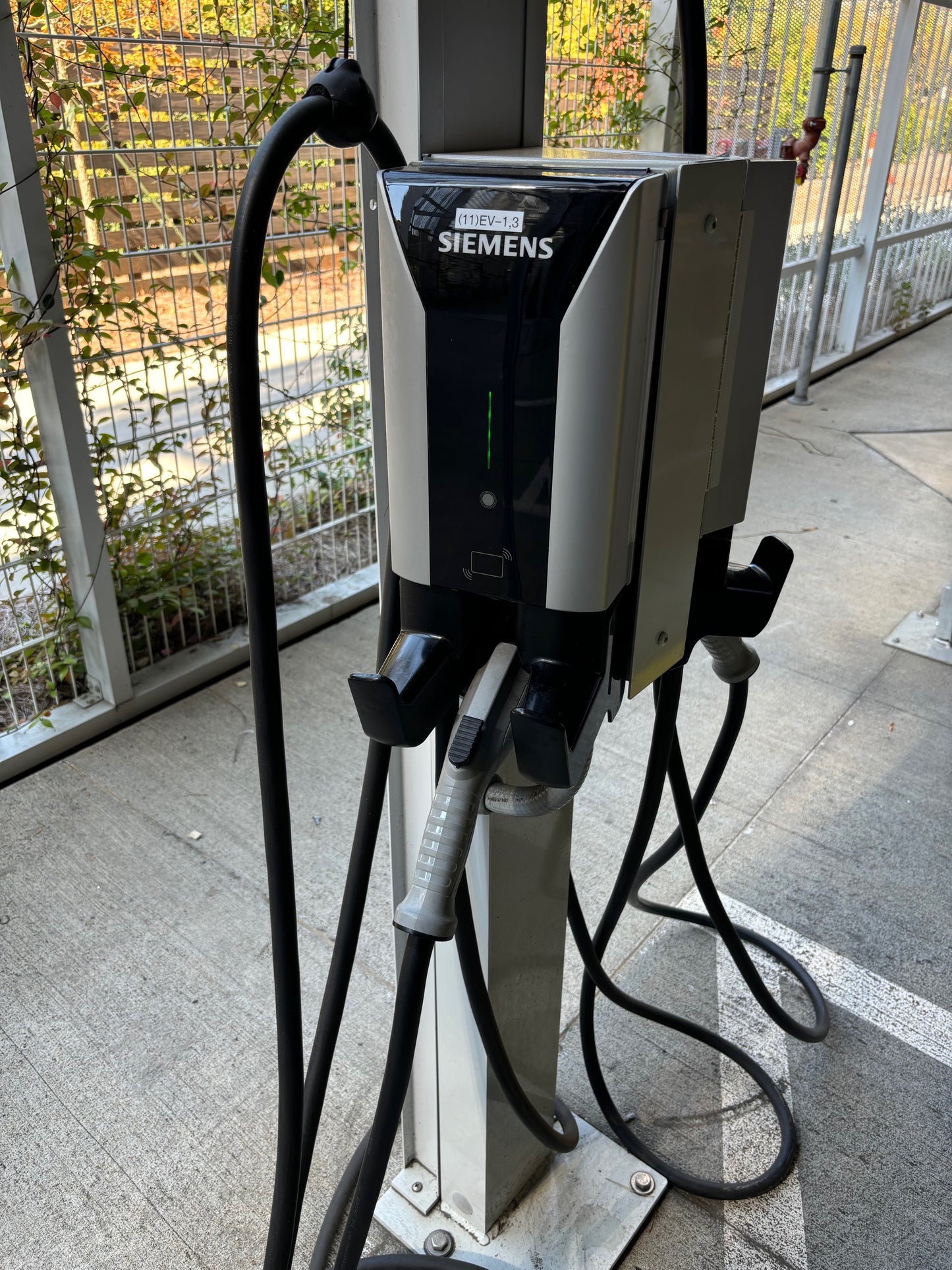 Dual Port Siemens Versicharge 11.5kw Level 2 EV Charger Charging Station 48A with Pedestal and Cable Management System Bundle